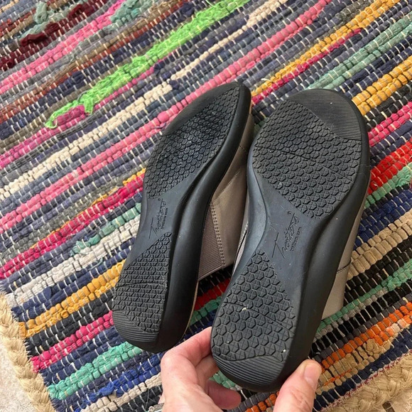 EUC like new Trotter size 7 sandal. Silver. The footbeds are new. The *best shoe - Picture 6 of 16